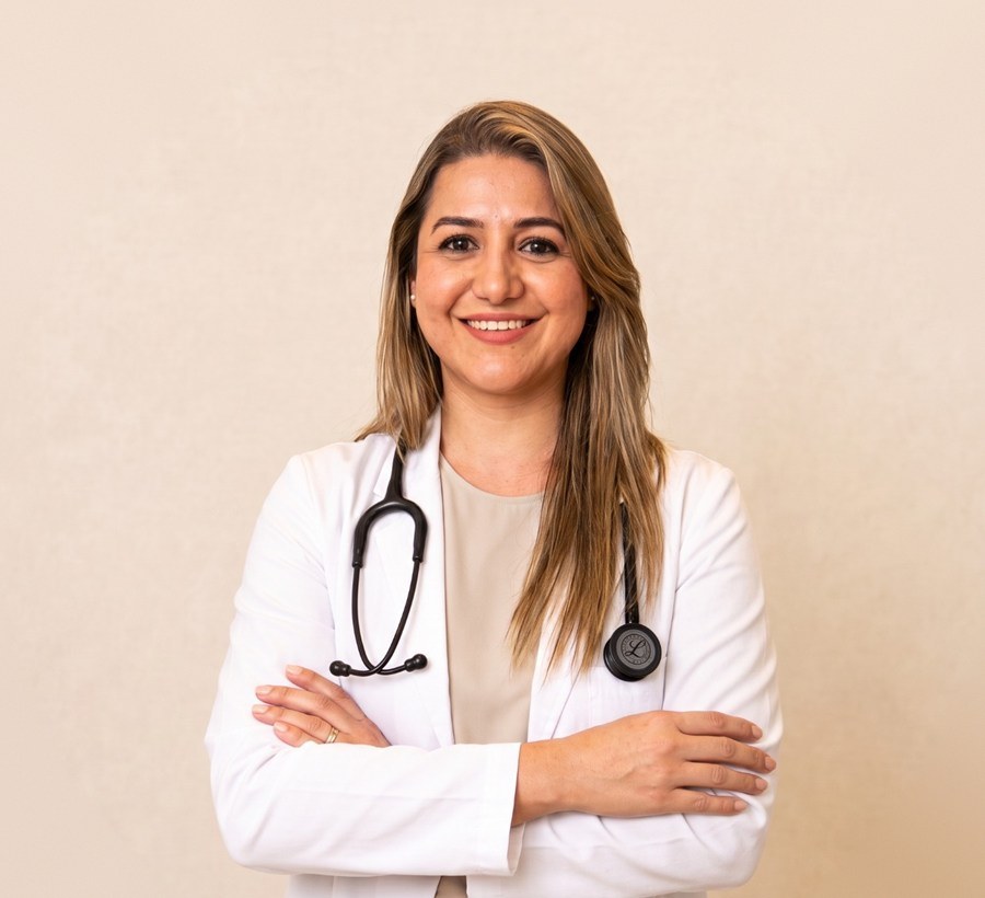 Retrato de la Dra. Verónica Vargas Díaz con bata médica